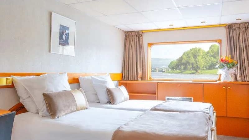 MAIN DECK 2 SEPARABLE BEDS SUITE CAT B-[B_SU2_PP]