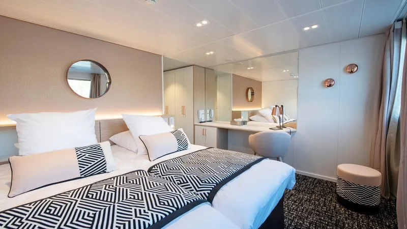 MAIN DECK 2 SEPARABLE BEDS CAT A-[A_GLS_PP]