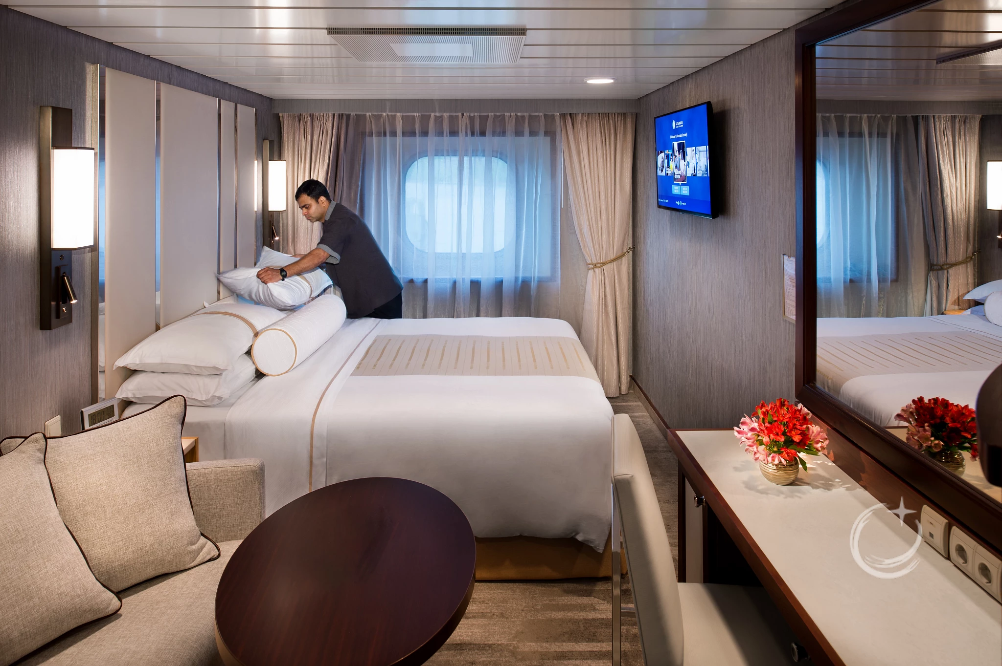 Club  Oceanview Stateroom – [04]
