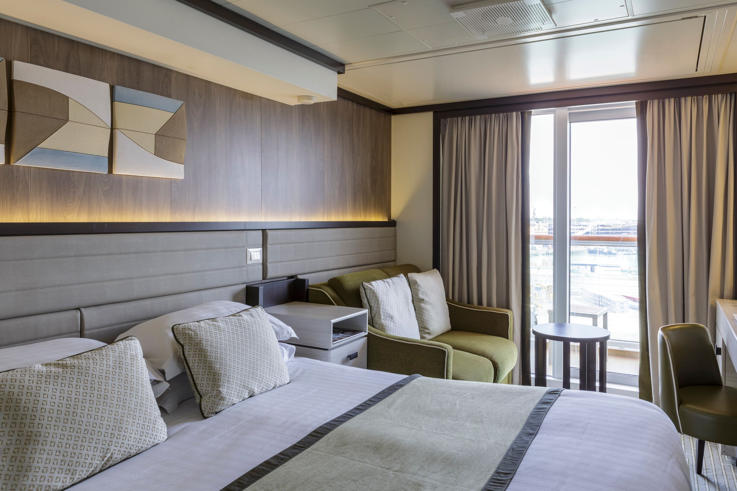 Balcony with Sofa and a Shower – [GF]