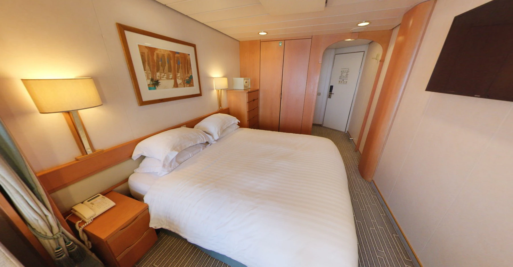 Deluxe Balcony with Bath/Shower – [EE]