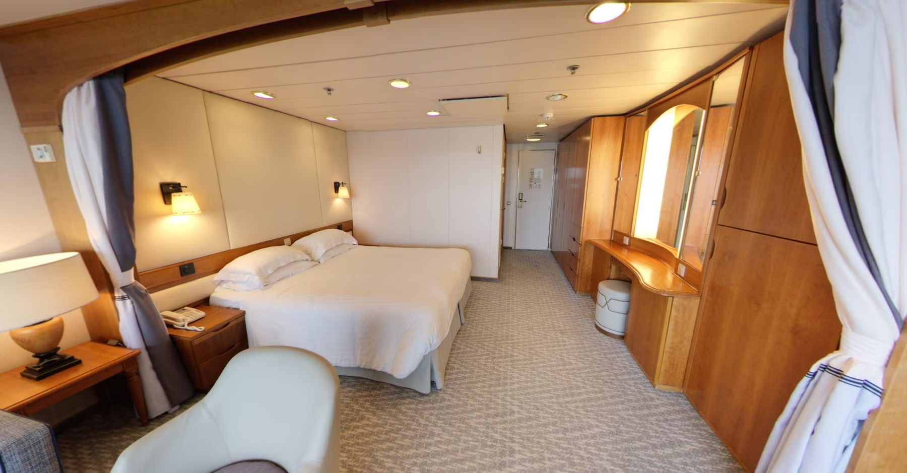 Mini Suite with Bath/Shower – [CB]