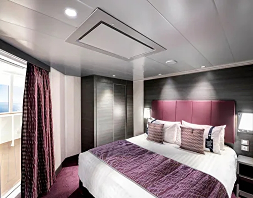 vi_grand_suite_with_terrace_and_whirlpool_sxj_tile_desk