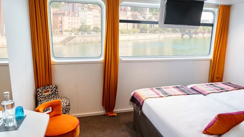 MAIN DECK 2 SEPARABLE BEDS CAT A-[A_GLS_PP]