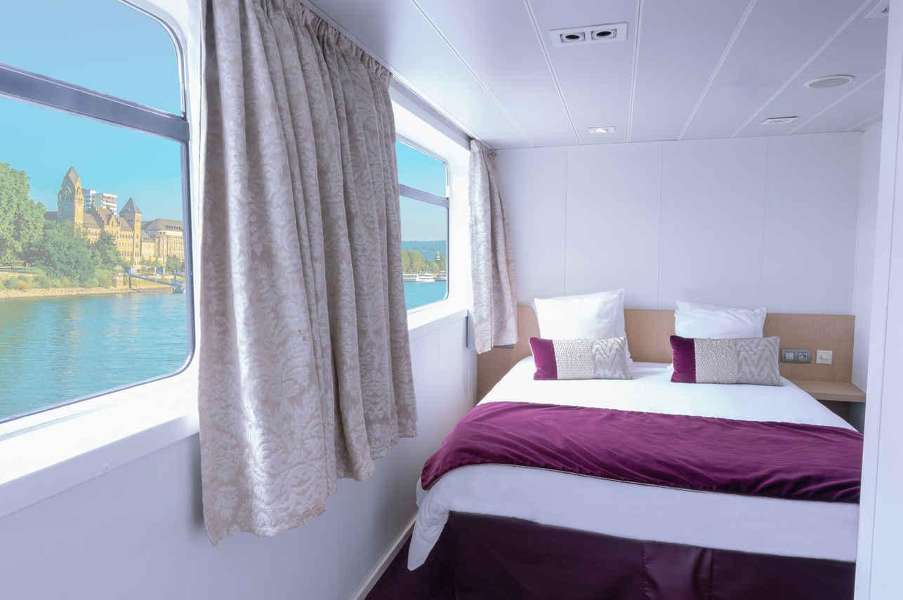 MAIN DECK 1 QUEEN BED CAT C-[C_DBL_PP]