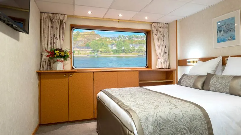 MAIN DECK 2 SEPARABLE BEDS CAT C-[C_GLS_PP]