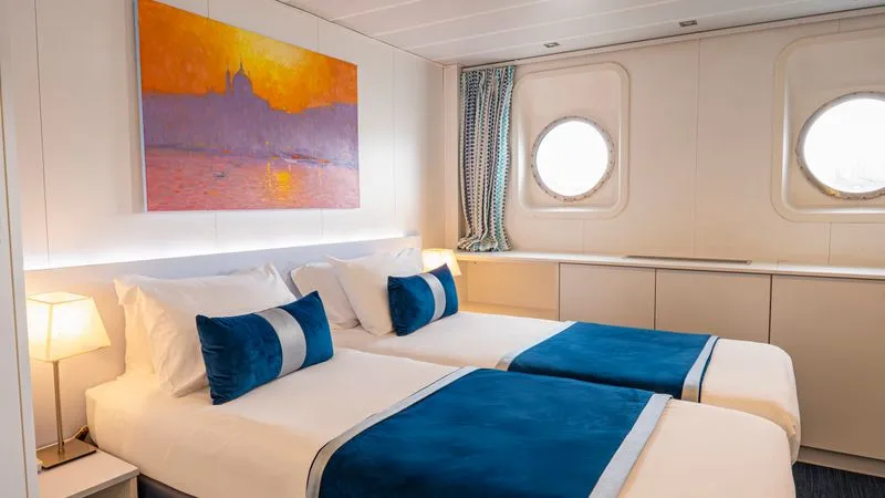 MAIN DECK 2 SEPARABLE BEDS CAT B-[B_GLS_PP]