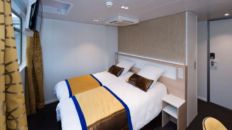 MAIN DECK 2 SEPARABLE BEDS CAT C-[C_GLS_PP]