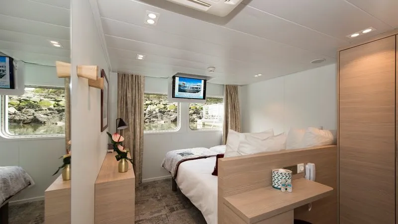 MAIN DECK 2 SEPARABLE BEDS CAT A-[A_GLS_PP]