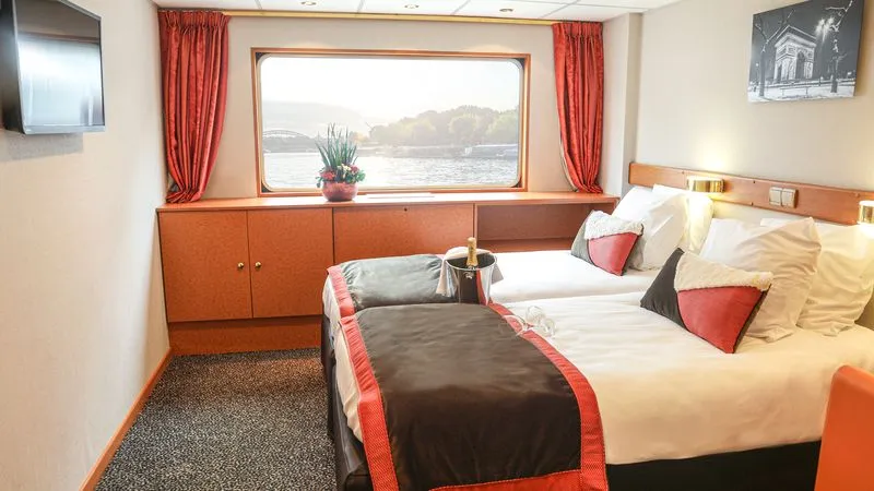 MAIN DECK 2 SEPARABLE BEDS CAT A-[A_GLS_PP]