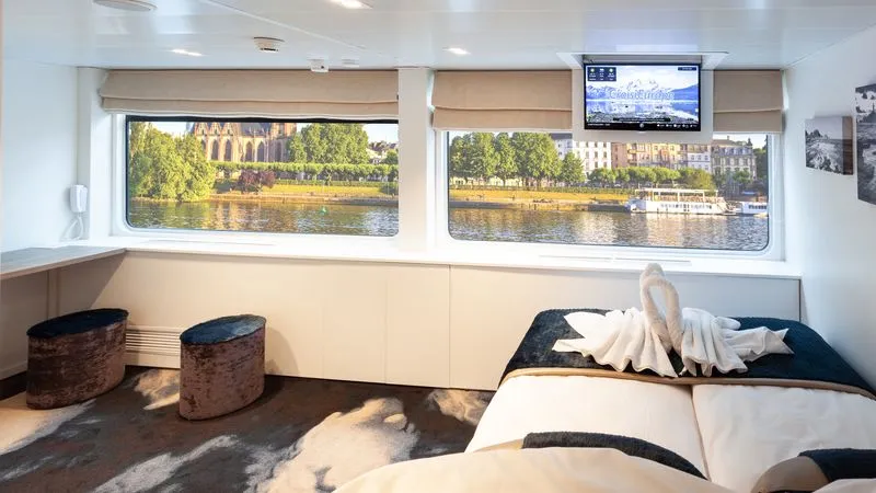 UPPER DECK 1 LARGE BED-PRM CAT B-[B_PMR_PS]