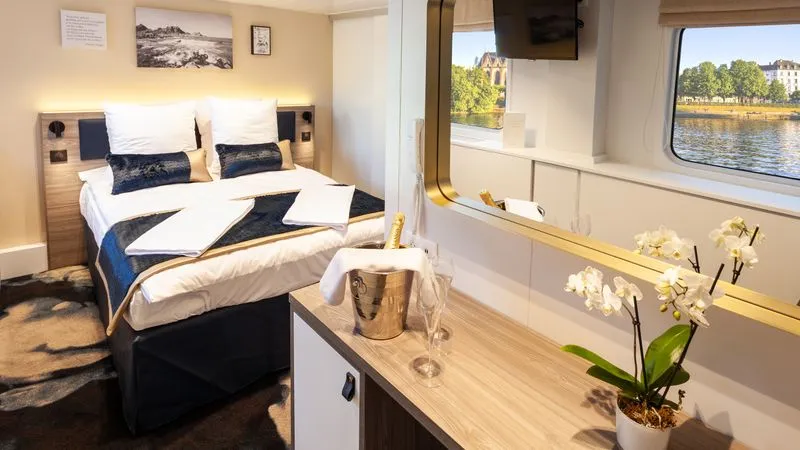 MAIN DECK 1 QUEEN BED CAT C-[C_DBL_PP]
