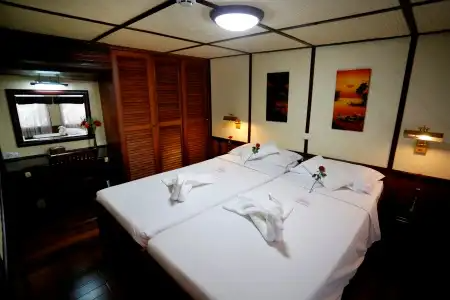 MAIN DECK 2 BEDS-[2PL_FAM]