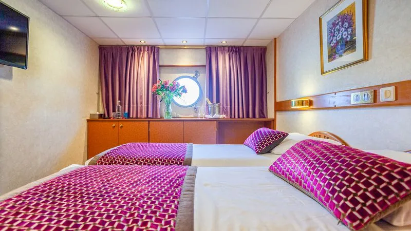 MAIN DECK 2 SEPARABLE BEDS CAT A-[A_GLS_PP]