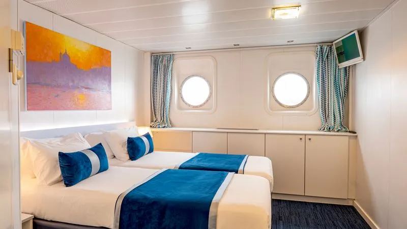 MAIN DECK 2 SEPARABLE BEDS CAT A-[A_GLS_PP]