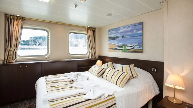 MAIN DECK 1 QUEEN BED CAT C-[C_DBL_PP]