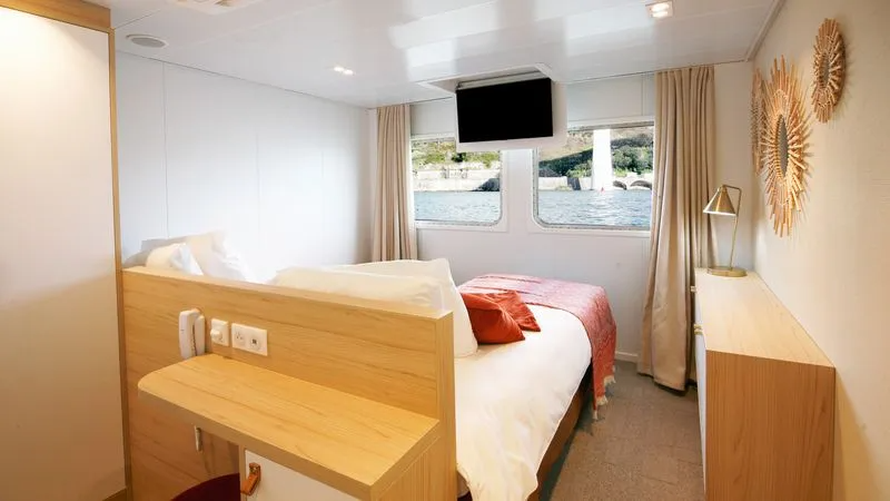 MAIN DECK 2 SEPARABLE BEDS CAT C-[C_GLS_PP]