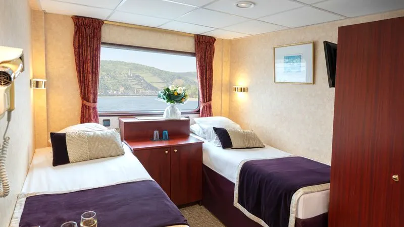 MAIN DECK 2 BEDS-PORTHOLE CAT C-[C_TWNH_PP]