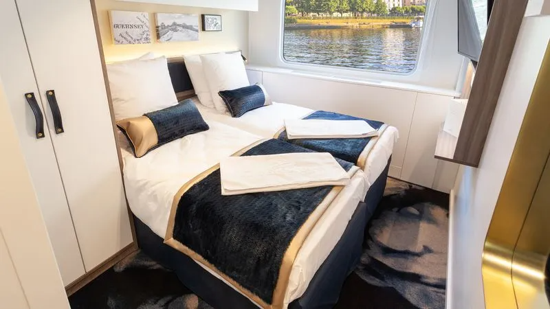 MAIN DECK 2 SEPARABLE BEDS CAT C-[C_GLS_PP]