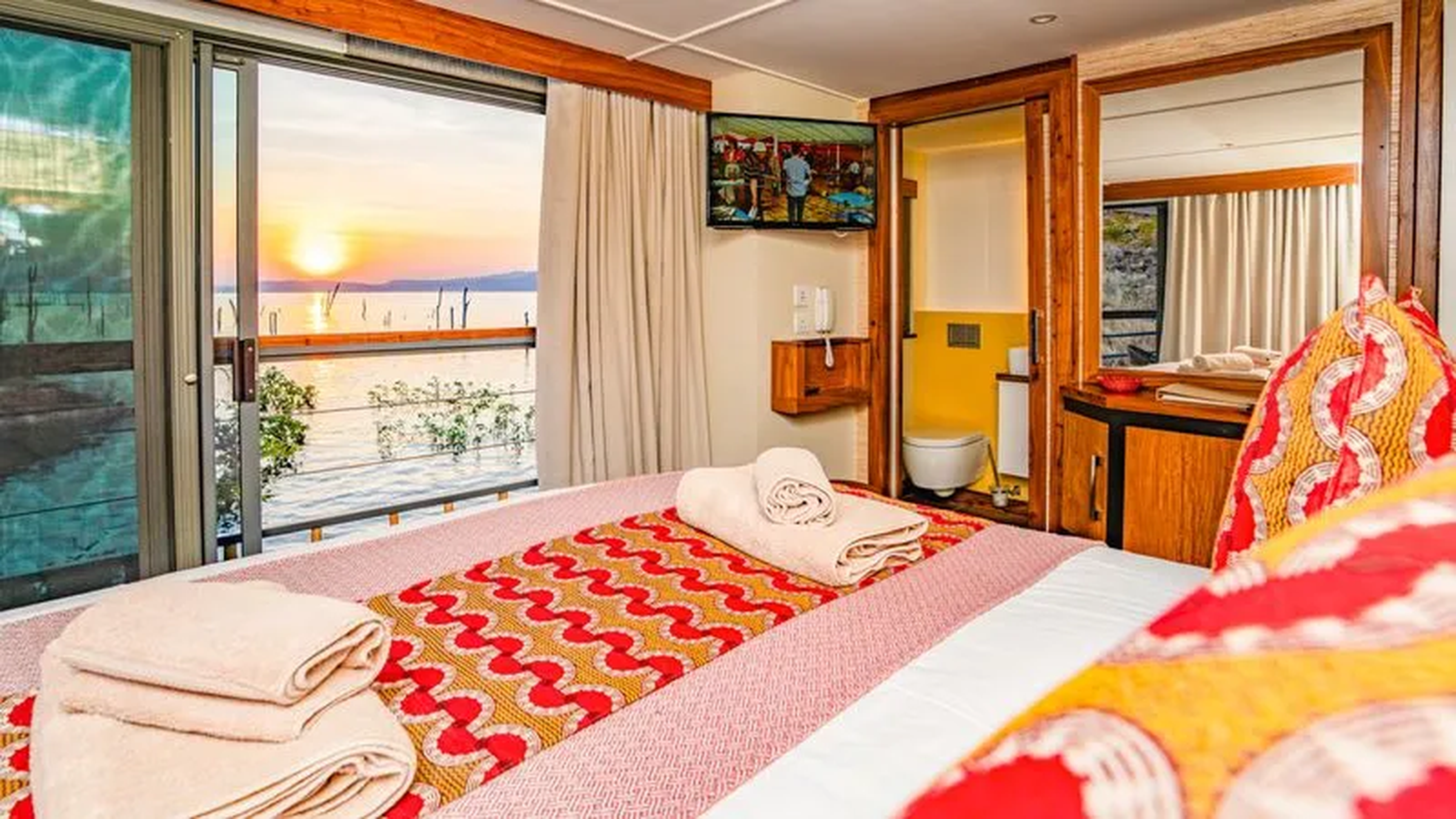 Main deck with 1 extra child’s bed (150cm x 80cm)-[2PL_FA14]