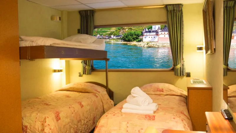 MAIN DECK 3 BEDS CAT C-[C_TPL_PP]