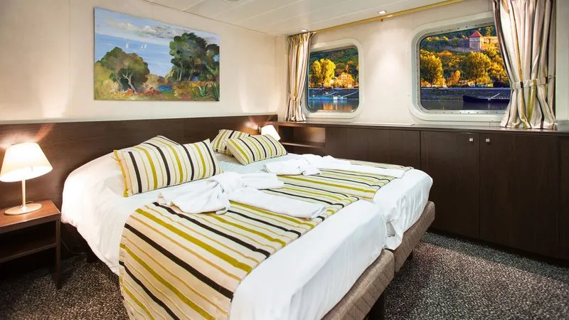 MAIN DECK 2 SEPARABLE BEDS CAT A-[A_GLS_PP]