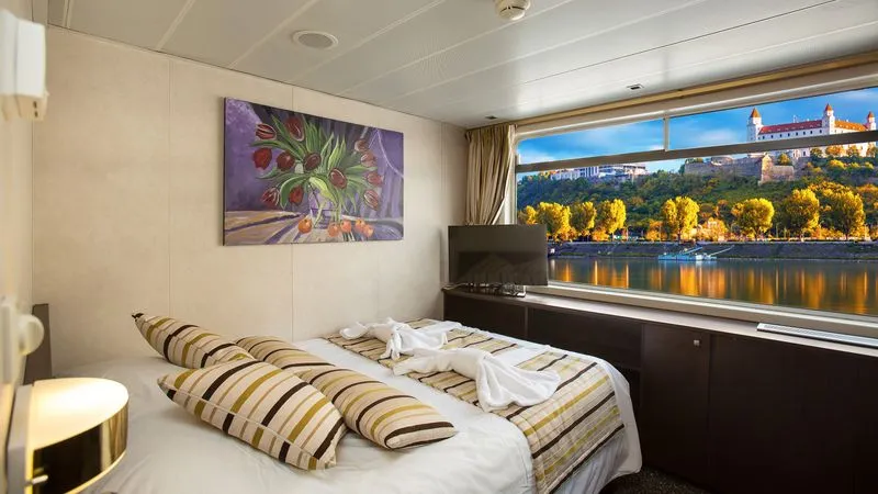 INTERMEDIATE DECK 1 LARGE BED-PRM CAT C-[C_PMR_P2]