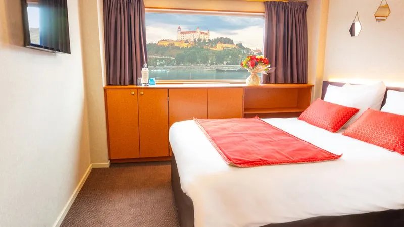 MAIN DECK 1 QUEEN BED CAT A-[A_DBL_PP]