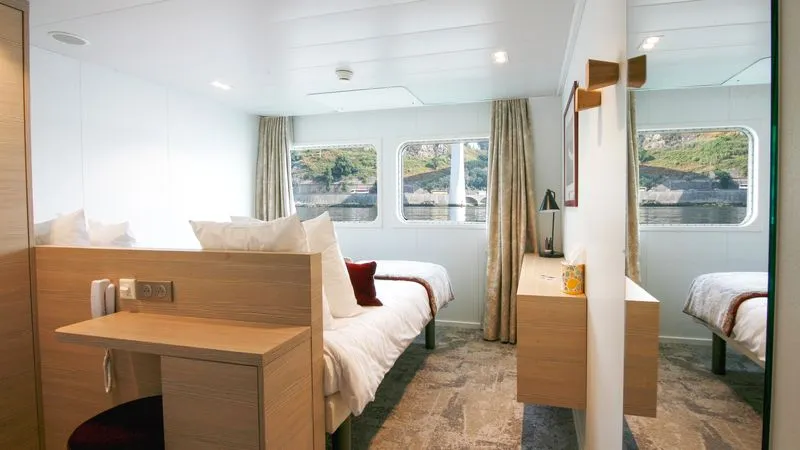 MAIN DECK 2 SEPARABLE BEDS CAT B-[B_GLS_PP]