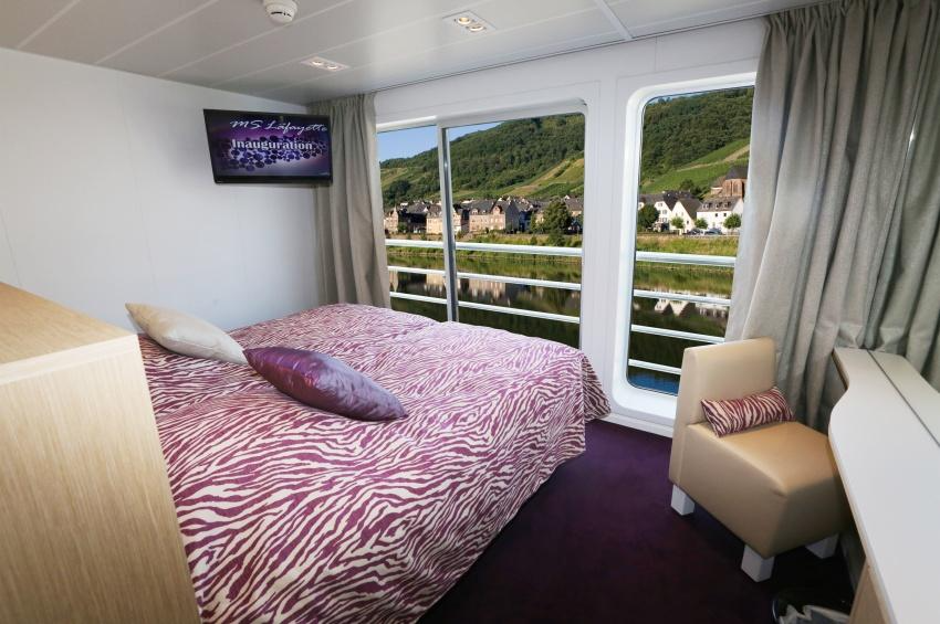 MAIN DECK 2 SEPARABLE BEDS CAT C-[C_GLS_PP]