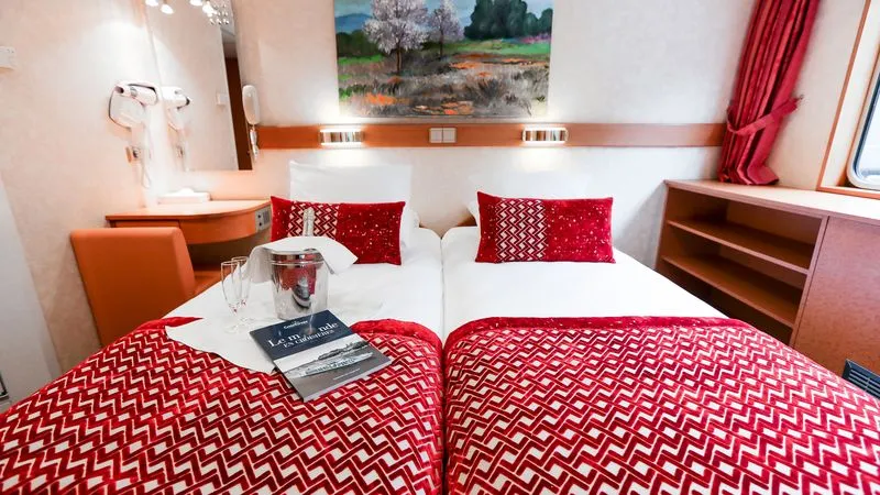 MAIN DECK 2 SEPARABLE BEDS SUITE CAT B-[B_SU2_PP]