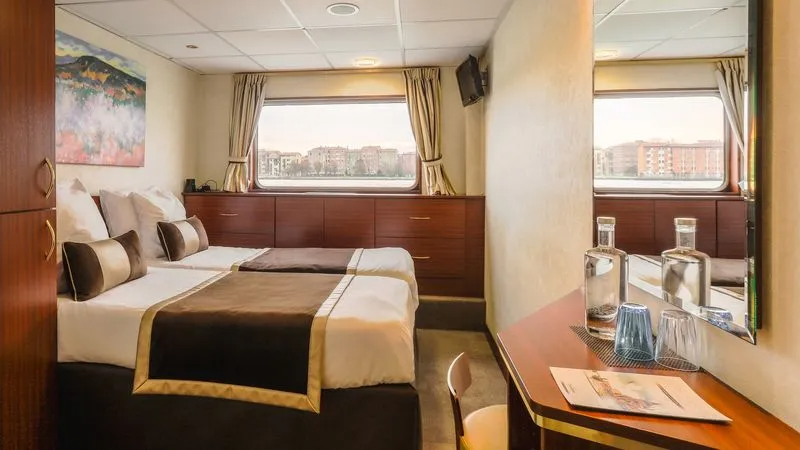 MAIN DECK 2 SEPARABLE BEDS CAT B-[B_GLS_PP]