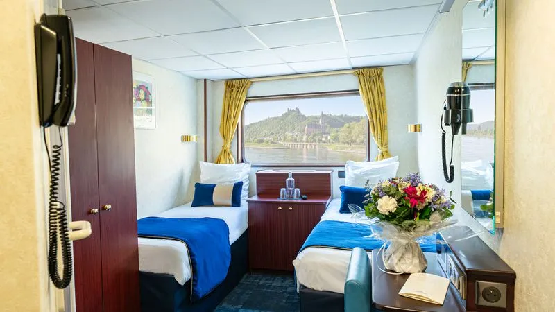 MAIN DECK 2 BEDS CAT C-[C_TWN_PP]