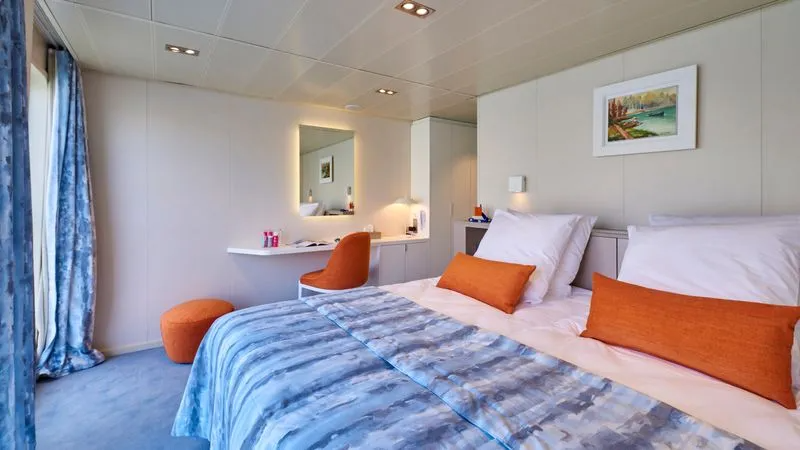 UPPER DECK 2 BEDS CAT A-[A_TWN_PS]