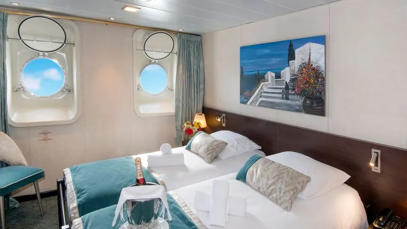MAIN DECK 2 SEPARABLE BEDS-WINDOW CAT A-[A_GLS_PPH]