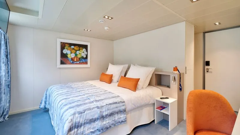 MAIN DECK 2 BEDS CAT C-[C_TWN_PP]