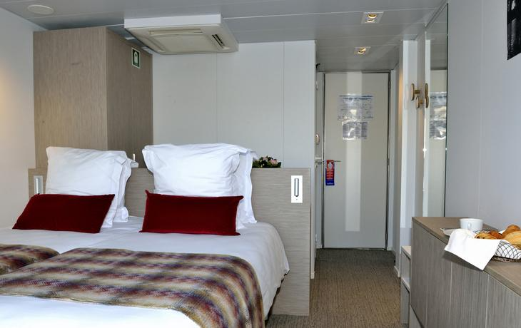 MAIN DECK 2 SEPARABLE BEDS CAT A-[A_GLS_PP]