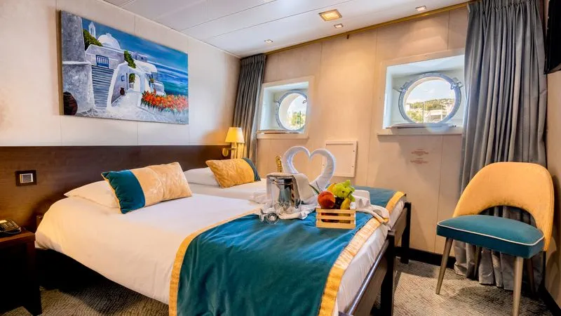MAIN DECK 2 SEPARABLE BEDS-WINDOW CAT C-[C_GLS_PPH]