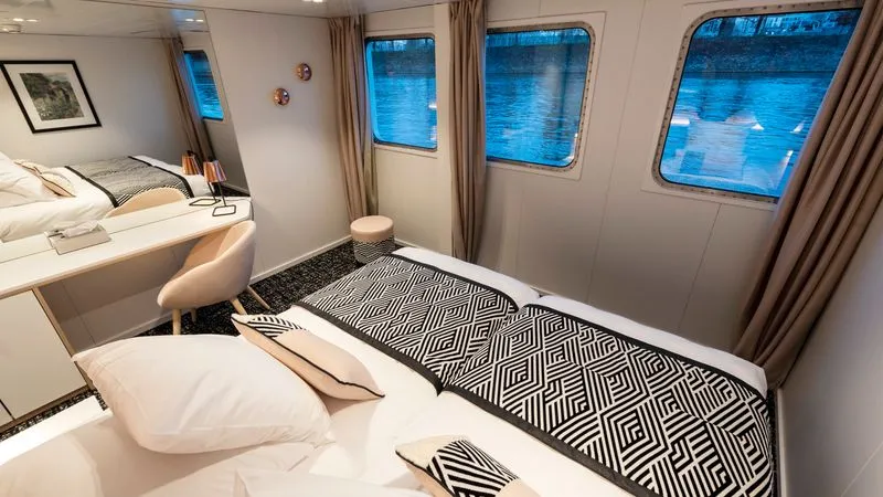 MAIN DECK 2 SEPARABLE BEDS CAT C-[C_GLS_PP]