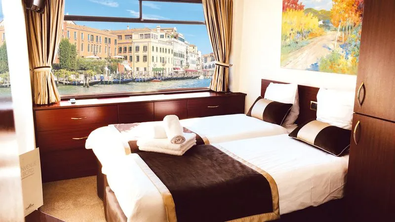 UPPER DECK 2 SEPARABLE BEDS CAT B-[B_GLS_PS]
