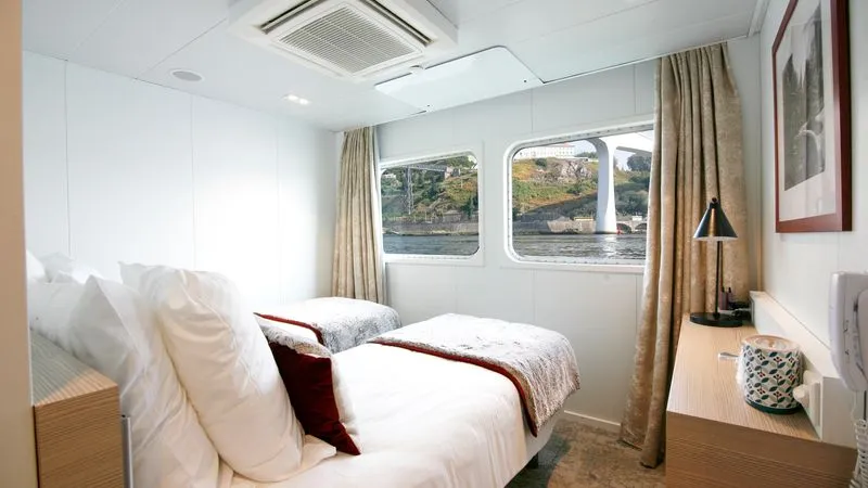 MAIN DECK 2 SEPARABLE BEDS CAT C-[C_GLS_PP]